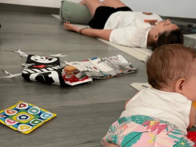 Clase de yoga posparto con bebés en el centro de Rivas Vaciamadrid
