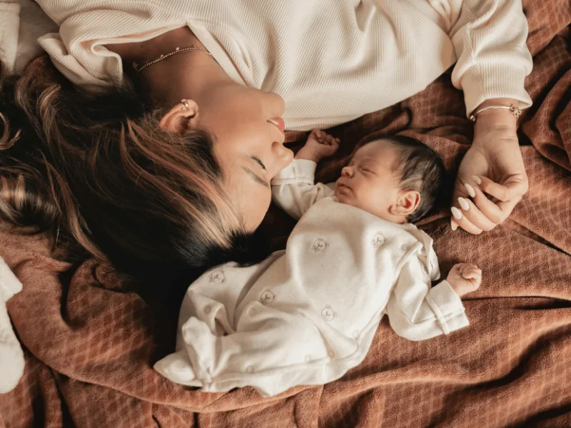 Madre acompañando el descanso de su peque, imagen del taller sobre el sueño infantil