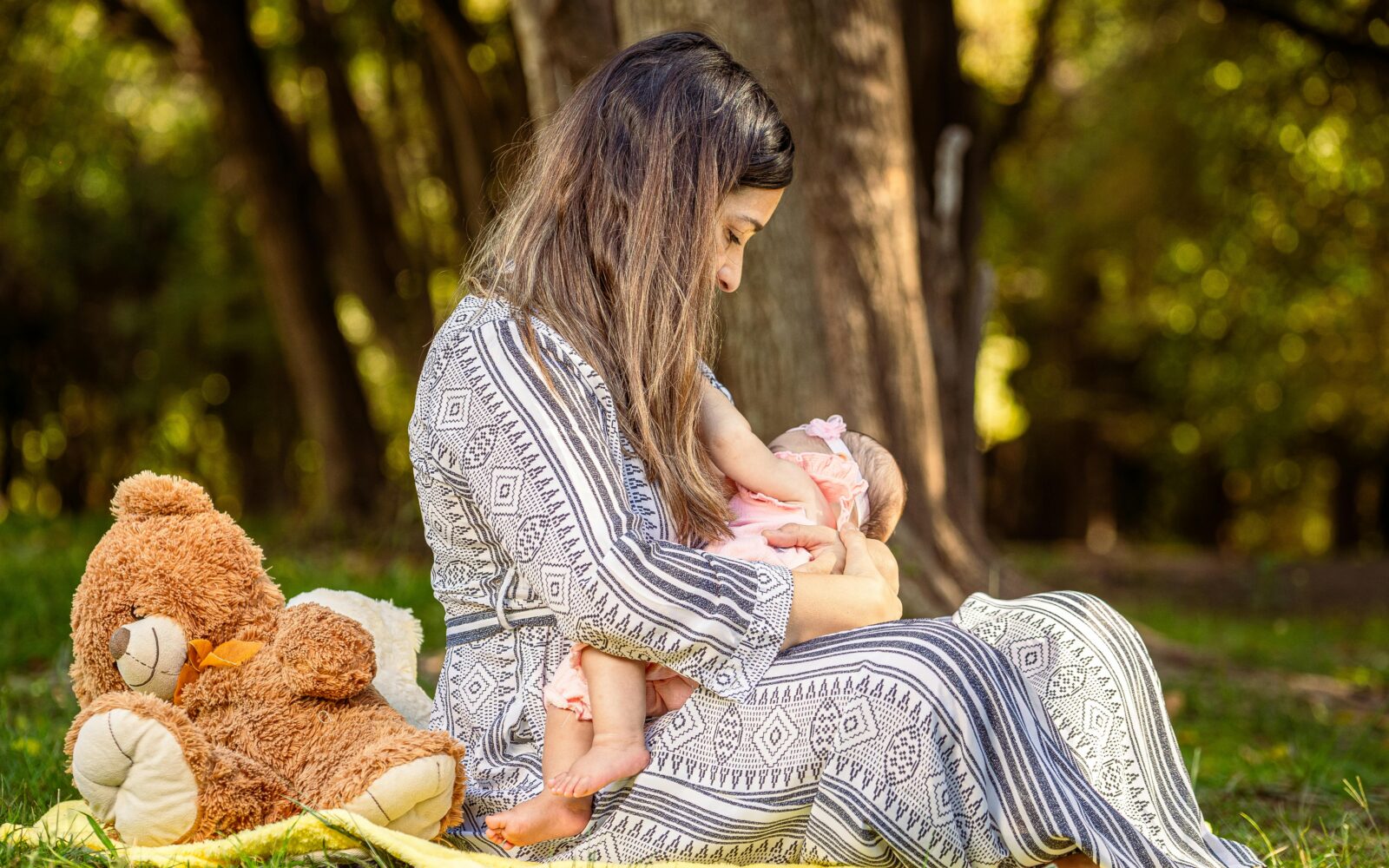 Mamá dando el pecho a su bebé, imagen del taller de lactancia de Mamá Yoguini
