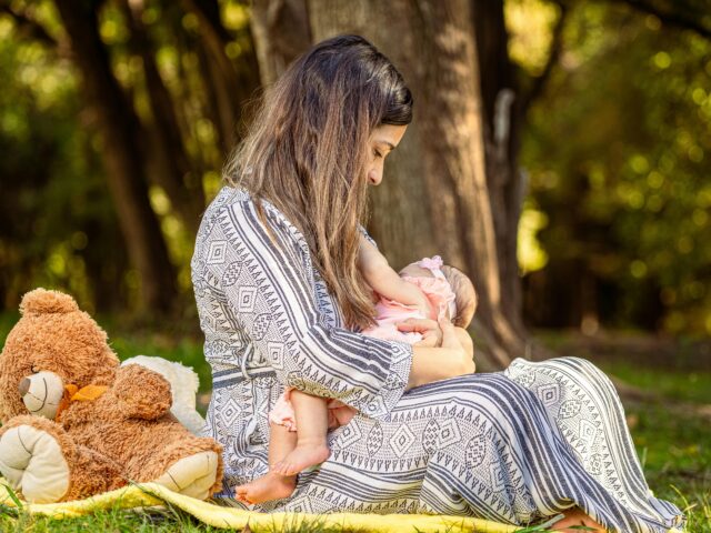 Mamá dando el pecho a su bebé, imagen del taller de lactancia de Mamá Yoguini
