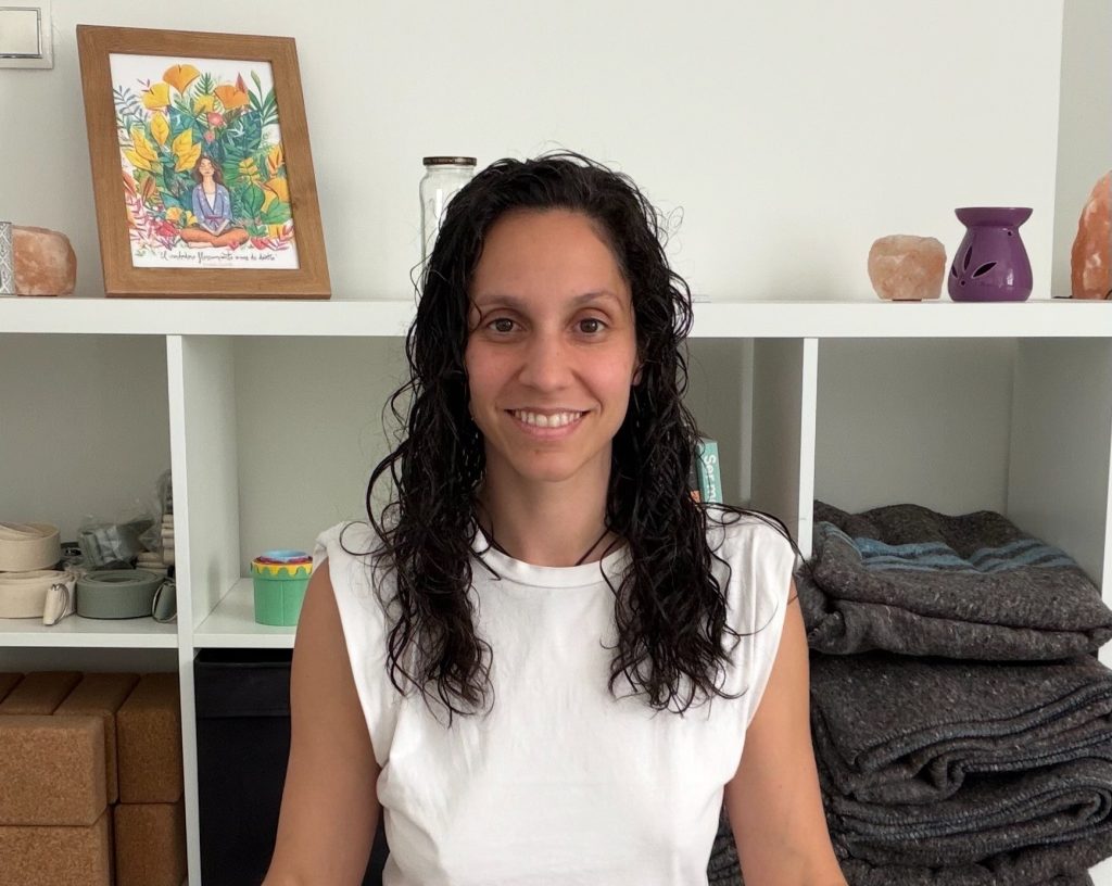 Gema, instructora de yoga prenatal y posparto y fundadora de Mamá Yoguini, en el centro de Rivas Vaciamadrid